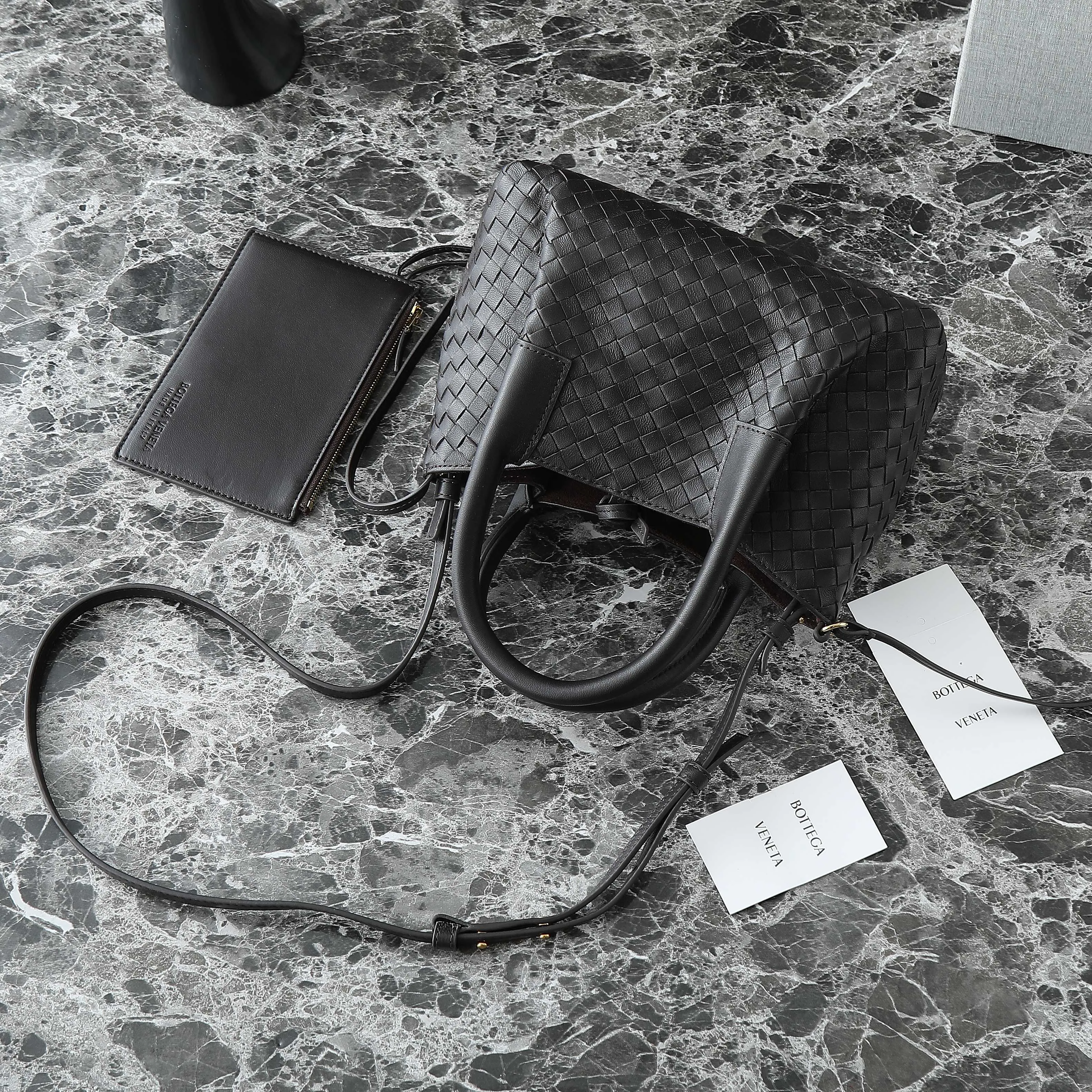 Batch 1660 BV25 spring and summer new product Mini pinacoteca two-tone surface. The weaving process is also super exquisite. Every texture is delicate and clear, and you can see the full ingenuity. 👜The bag uses 1 cm leather strips, which are purely hand-woven, highlighting the brand's craftsmanship. The inside is flipped to reveal a smooth suede lining that can be used on both sides, taking into account both fashion and practicality. 	 The small size can be worn on one shoulder or across the body, making it super versatile for daily commuting! 	 💕Fashionable ladies who like BV, come to me to get the same style~ ​Model number: 819004 ​Size: 24*15*12cm